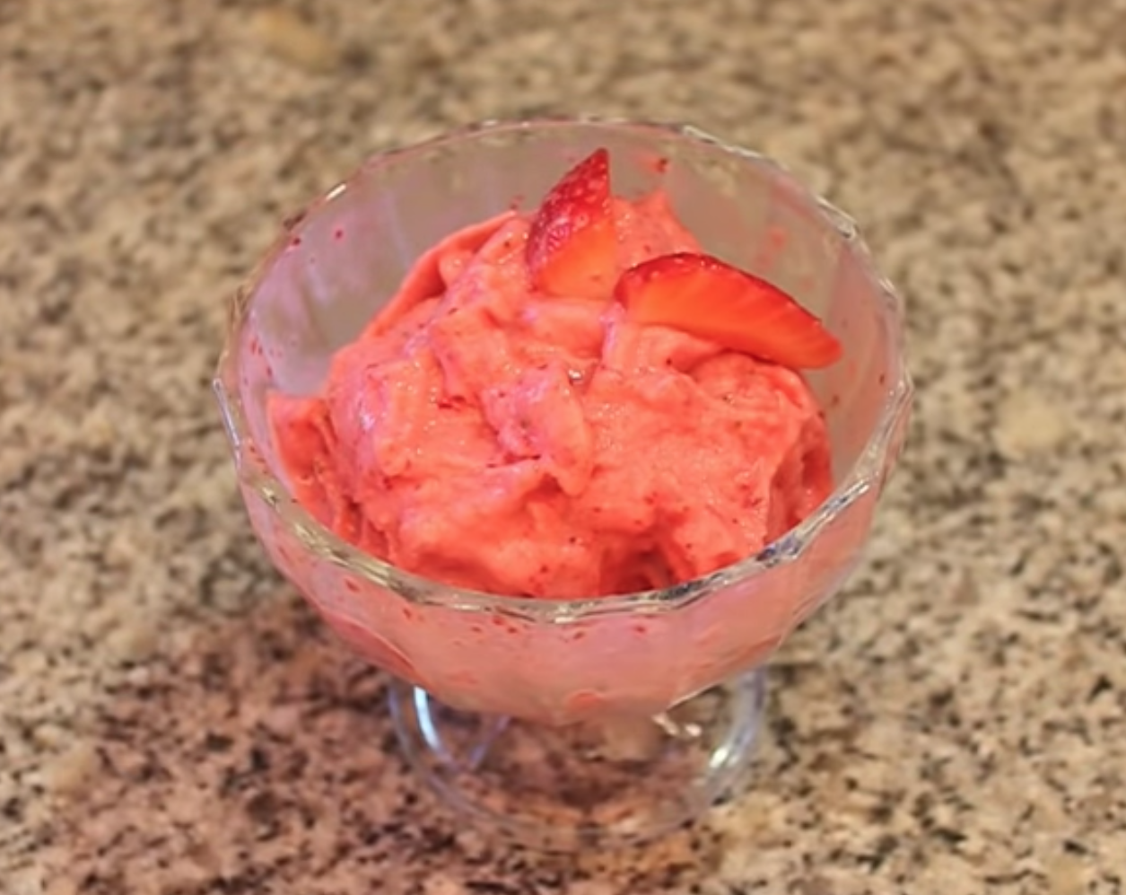 Ternera con pimientos estilo chino helado de yogur de fresa.